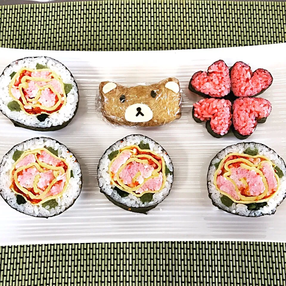 Snapdishの料理写真:小学校にて飾り巻き寿司のレッスン♪
薔薇巻きとハート巻きとデコいなり寿司も作りました。|ゆりあさん