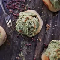 Red Bean Cinnamon Bun with Matcha Cream Cheese Icing #pastry #dessert #matcha #redbeans #cinnamon #cinnamonrolls #|Amby Cakesさん