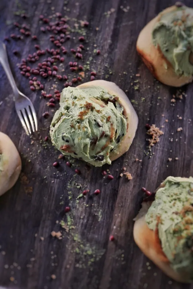 Red Bean Cinnamon Bun with Matcha Cream Cheese Icing #pastry #dessert #matcha #redbeans #cinnamon #cinnamonrolls #|Amby Cakesさん