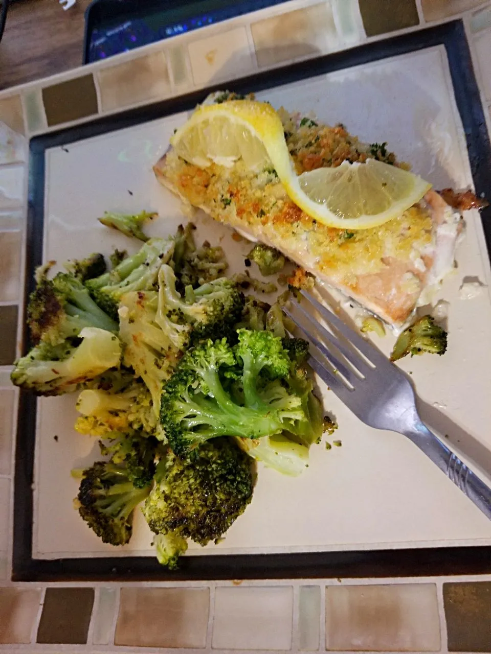 Snapdishの料理写真:Parmesean Crusted Salmon with Broccoli|Desiree Carmanさん