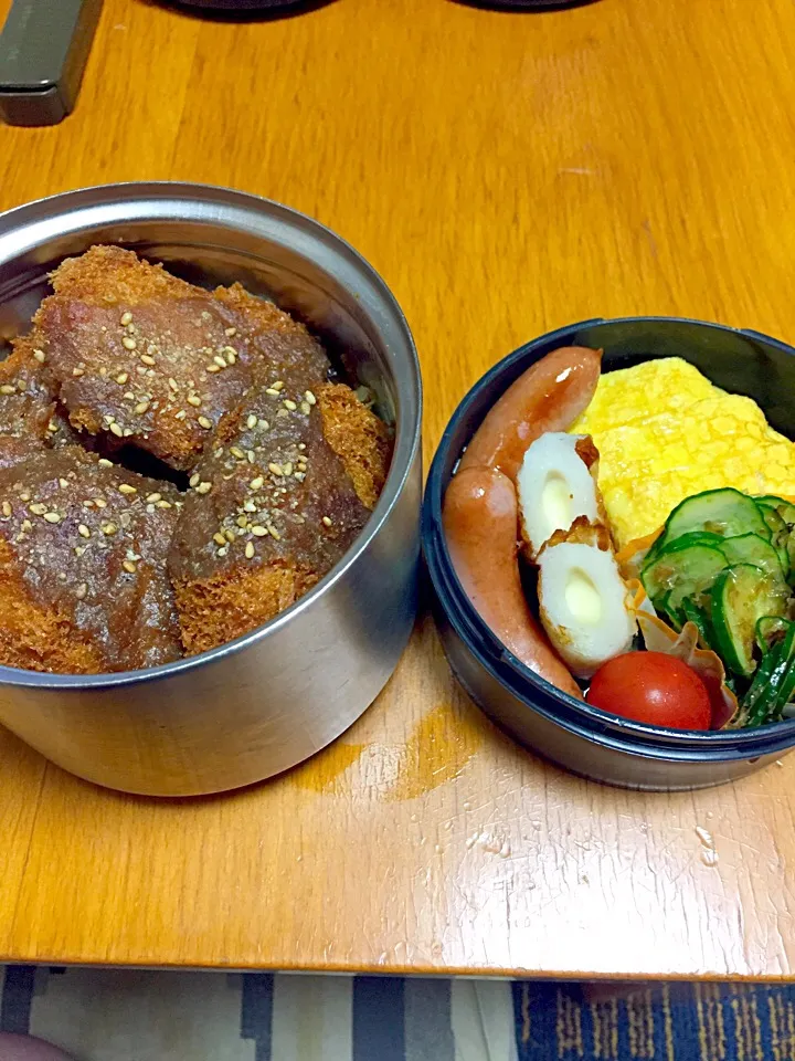 明日は中体連団体戦で
今日は、最後の練習でお弁当。
明日は勝つぞ！で、味噌ひれかつ丼
#ソースも作ってみた
#白だしで卵焼き、#粗びきウインナー
#ベビーチーズとろとろ竹輪
#ごま油も入れて、きゅうりのおかか和え|みかんさん