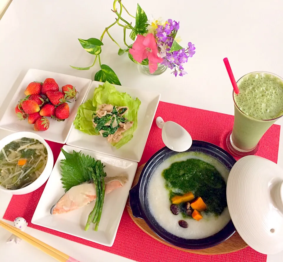 朝ごはんは勝負飯( ◠‿◠ )
甘酒尽くしのメニューになりました👍
小鍋ちゃんでお粥🤗甘酒入り👍緑色は、ほうれん草ペースト🎵🎵
甘塩鮭の甘酒蒸し焼き😋
豚肉と青ねぎの味噌炒め甘酒入り😋✌️
味噌汁にも甘酒(o^^o)
いつもの甘酒スムージー😋😋😋💖
朝採りいちご🍓甘甘〜〜🤗👍
完食で〜〜す笑笑GOODだね〜🎵🎵|はみちゃんさん