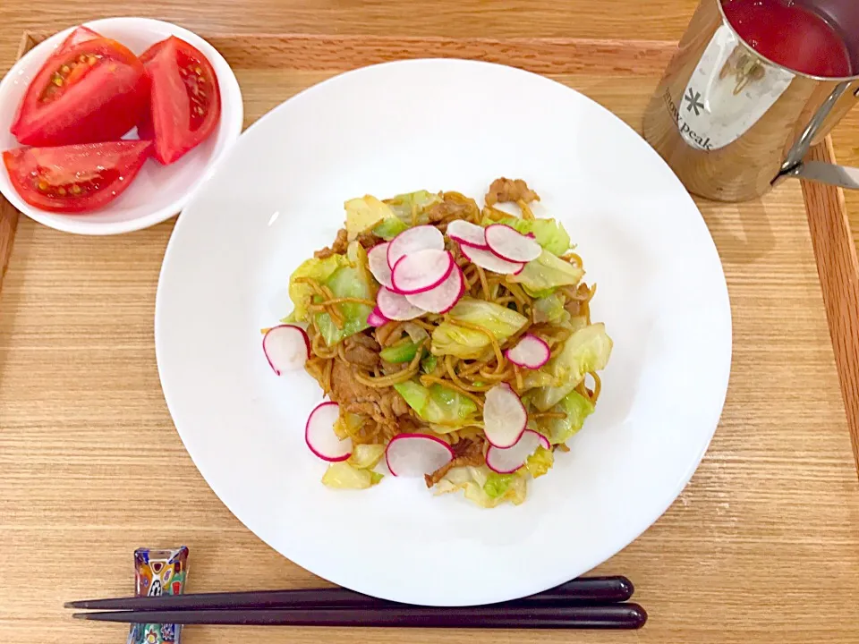 今日の朝飯！焼きそばとトマト|茂木 和哉さん