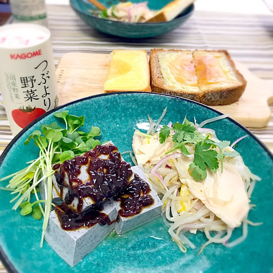 Snapdishの料理写真:胡麻豆腐と蒸し鶏のエスニックサラダ🥗、チーズトースト🧀🍞|長谷川裕子さん