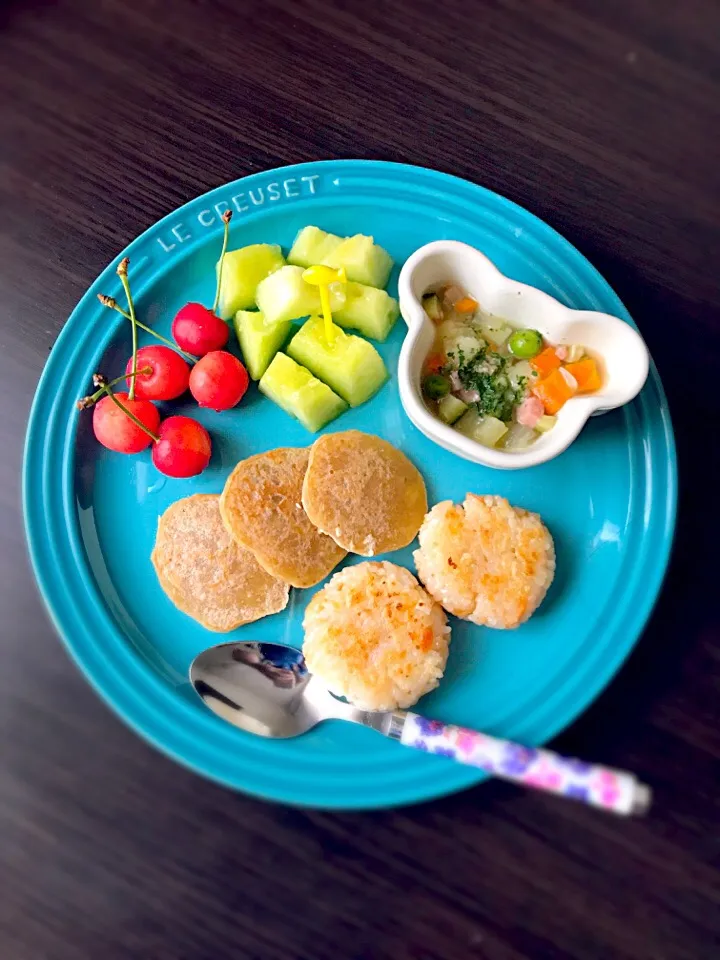 6/24❁息子離乳食 朝ごはん☀️
鮭チーズ焼きおにぎり🍙
夏野菜のコンソメスープ
バナナきな粉もち🍌
さくらんぼ🍒メロン🍈|つんさん