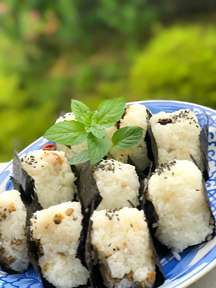 たくさんおにぎり作りました。 お出かけします。梅干し、昆布、しじみの佃煮の具材。|シュトママさん