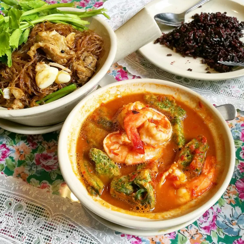 spicy tamarind soup with prawns and Acacia Pennata omelette #eatinthai|Eat in Thaiさん