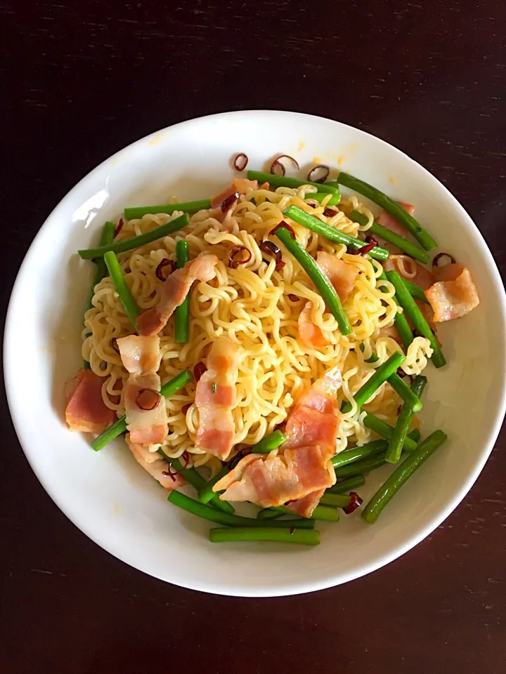 Snapdishの料理写真:サッポロ一番塩ラーメン ペペロンチーノ風 自分の|Erikoさん