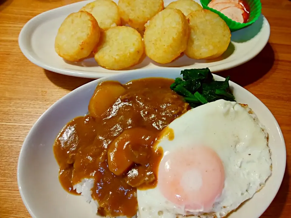 ほうれん草と目玉焼きをのせてごまかしたハヤシライスのリメイクカレー🍛
ハッシュドポテトと共に。|pigmegさん