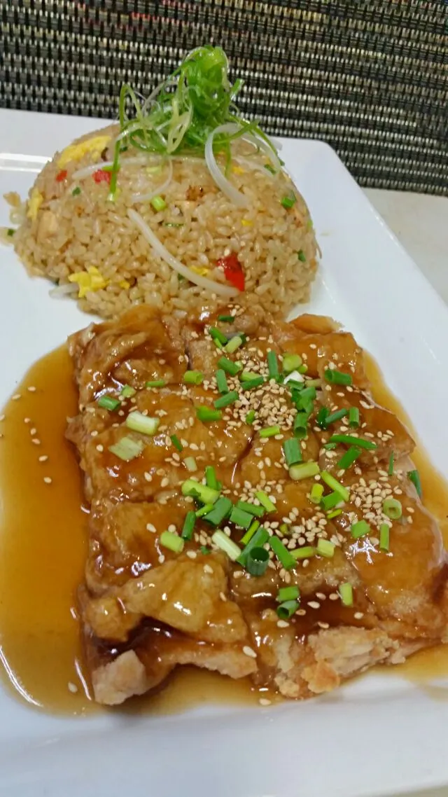 "chijaokay con chaufa"
A delicious combination of peruvian and chinese food. With a lot of chinese immigrants to Peru we are more than proud to receive a great |jose Cobataさん