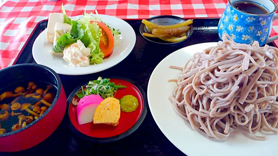 昨日の賄い(ざる蕎麦なめこ入りと豆腐のサラダ)|かぴかぴさん