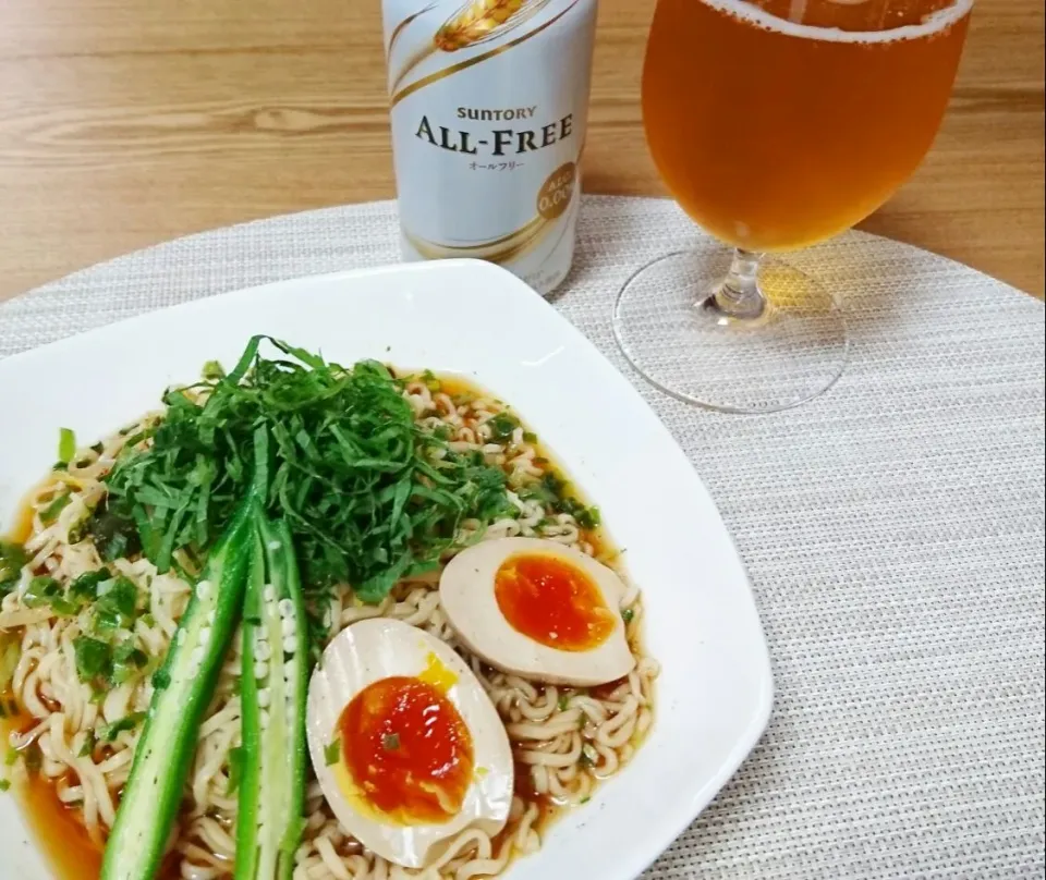 夏は冷やしてサッポロ一番🍜味付け卵とお野菜のせて冷え冷えラーメン😋❗|kororon8さん