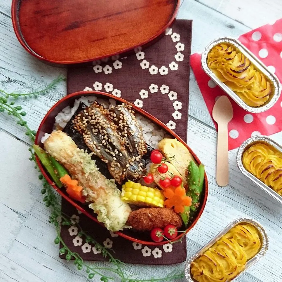 娘弁当☺  のり弁🎵  ししゃものみりん干し  竹輪の磯辺揚げ  玉子焼き  カツ  アスパラのごま和え  マイクロトマト🍅   安納芋のスイートポテト|e  satoさん