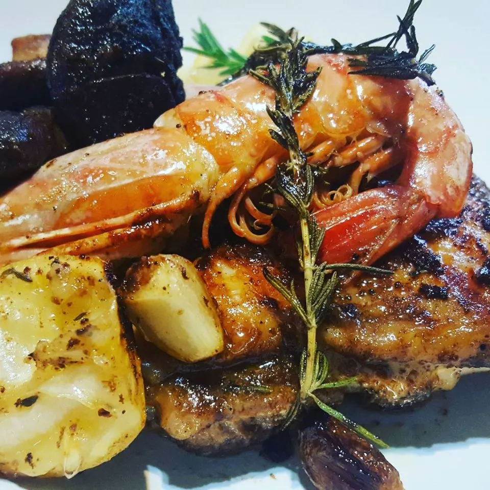 Ultimate light Surf & turf Pan Seared Chicken in Hot Spice,Rosemary,Garlic.Lemon with Fresh Prawns, cooked in Olive Oil,
Served with Balsamic Tomatoes #chefeman|Emanuel Hayashiさん