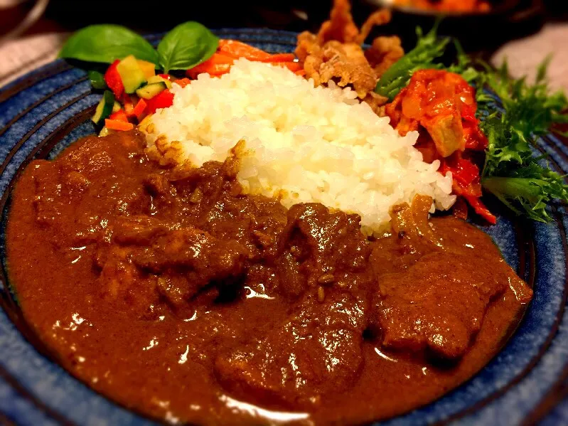 Snapdishの料理写真:チキンカレー
ピクルス／にんじんの柚味噌しりしり／せせりのスパイス揚げ／厚揚げのデビルソース炒め|Daiさん