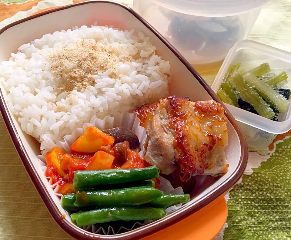 Snapdishの料理写真:単身赴任の昼ごはん☀️
🐔チキンソテー弁当🍴
チキンソテー
ラタトゥイユ
インゲンソテー
野沢菜漬
セロリと玉ねぎのスープ|ぽんたさん