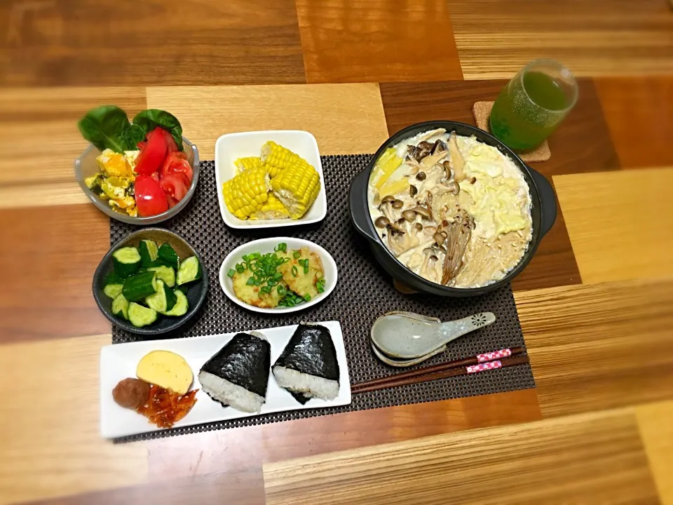 Snapdishの料理写真:キノコの豆乳鍋
揚出し豆腐
トマト
梅キュウリ
トウモロコシ
おにぎり
#おにぎり #きのこ #豆乳鍋 #トウモロコシ #トマト|ぼんぼんさん