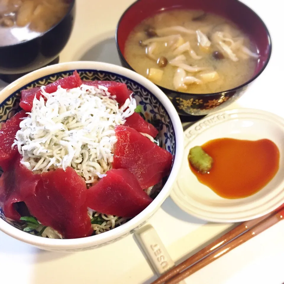 Snapdishの料理写真:大盛りしらすとマグロ丼、しめじと油揚げの味噌汁|nokorinさん