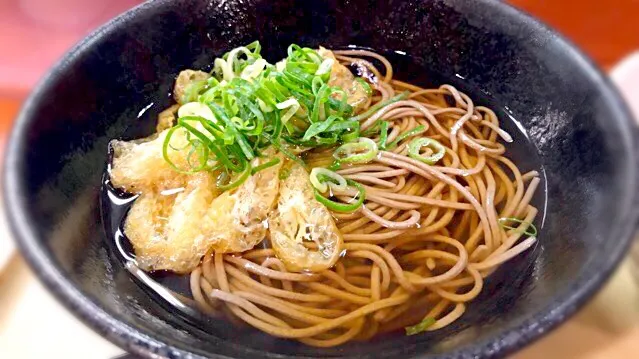 今から滋賀特攻なので、大阪駅で駅そばで朝餉どす🍜今のところ雨は降ってないけど必ず降るって予報だもんなぁ☔️今日は誰も私の乗る電車にアタックしませんように🙏|にゃあ（芸名）さん