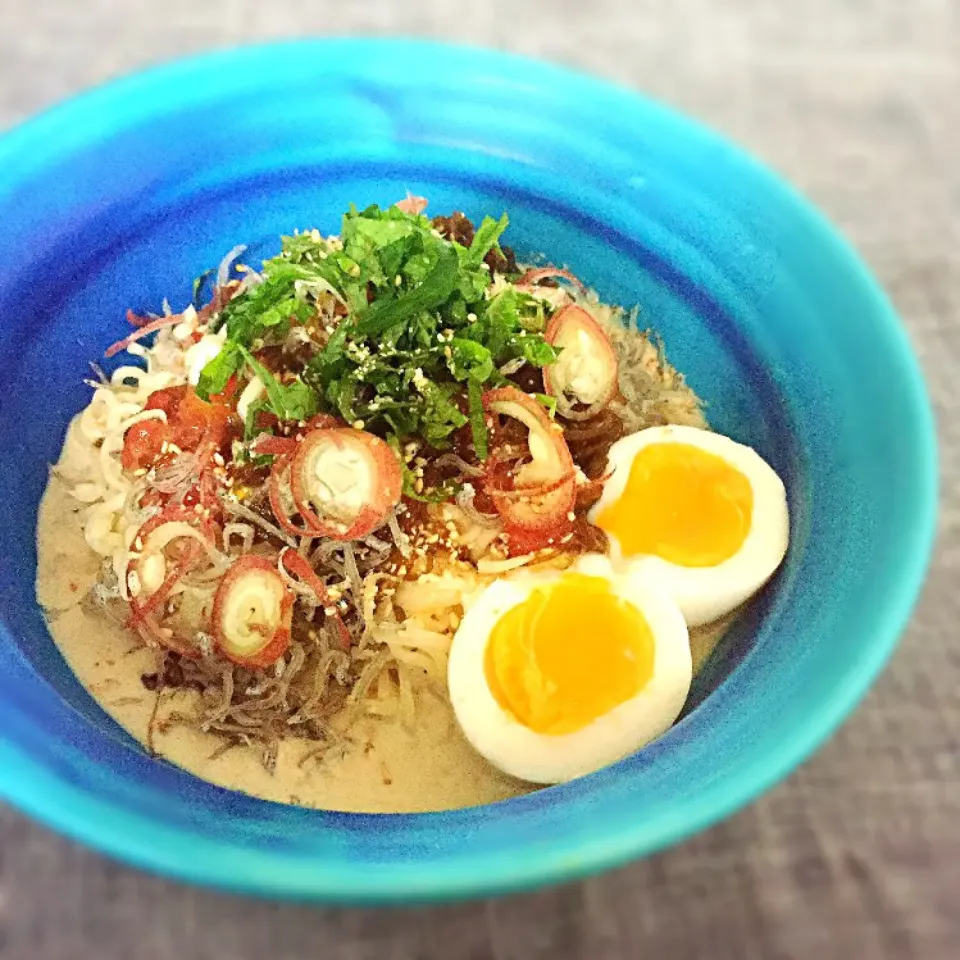 サッポロ一番塩ラーメンで、冷やしラーメン。昨日のスープに梅肉を足して、胡麻だれ冷やし中華風🍜|きょーこさん