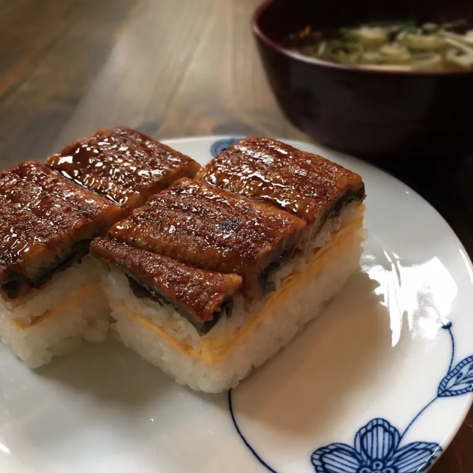 Snapdishの料理写真:光り輝く鰻の押し寿司💞コーズ天才〜ʕ-̼͡-ʔ💞|七海さん