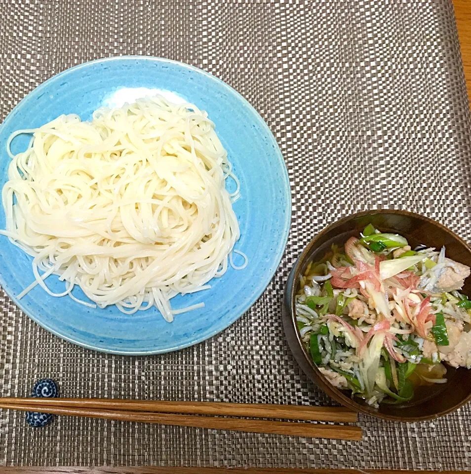 Snapdishの料理写真:豚、ネギ、しらすのごま油炒めつけうどん #稲庭うどん|hhhさん