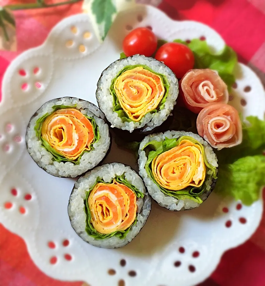 サーモンと卵のお花巻きずし   °ʚ(*´꒳`*)ɞ°.💕|ばろんさん