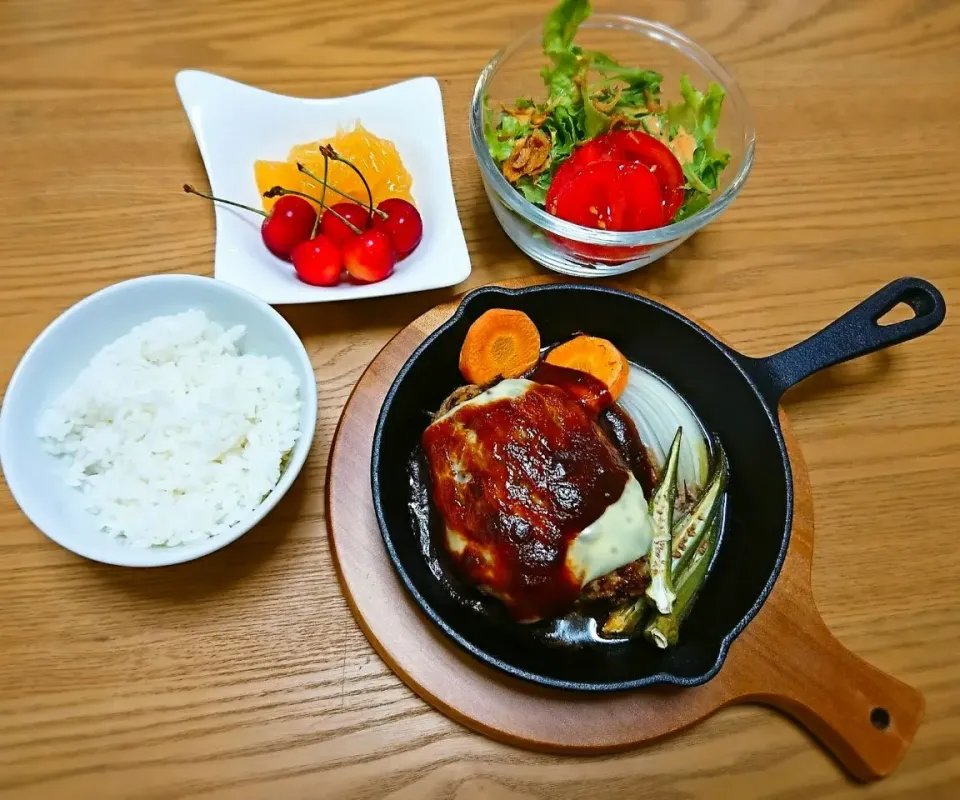 Snapdishの料理写真:『ポークチーズハンバーグ』|seri-chanさん