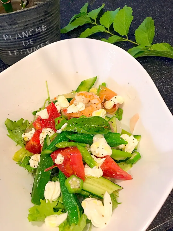 サンドイッチ残り野菜でサラダ盛り|シュトママさん