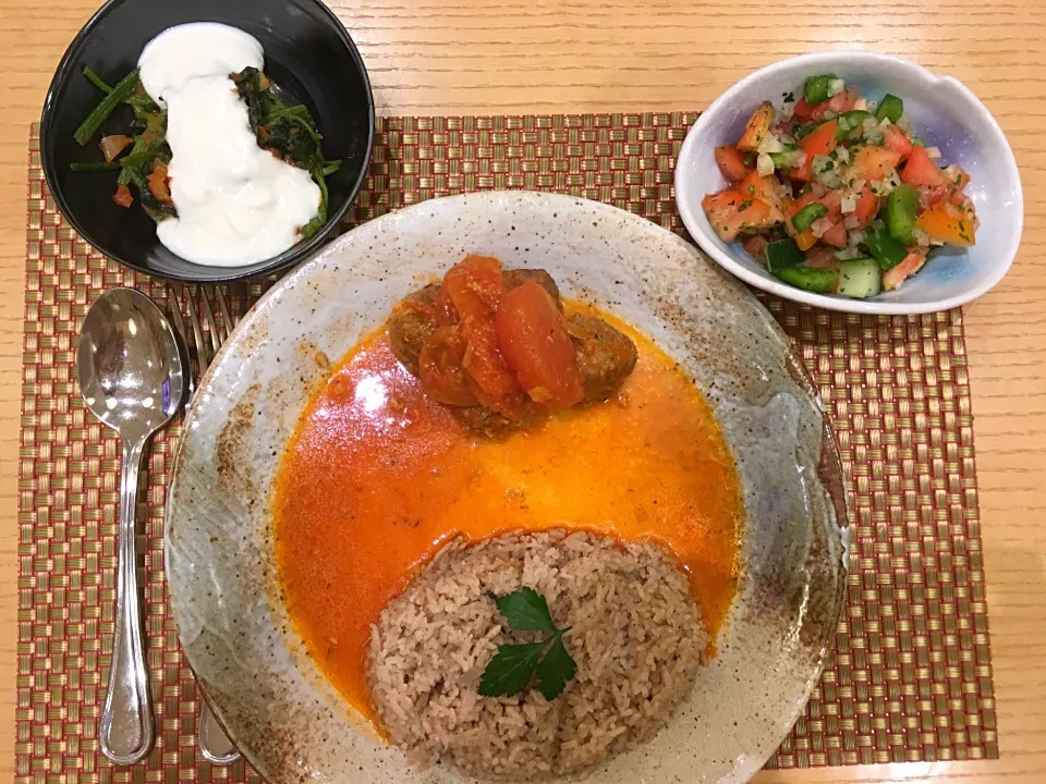 Spinach with yogurt sauce, spiced rice with lamb kofte and cucumber, tomato and onion salad|Ong Sor Fernさん