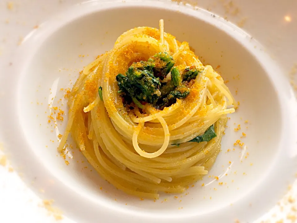 Spaghetini Mantecati Al Sugo Di Conchiglie,Rucola E Bottarga Di Muggine スパゲティーニに貝のスープを和えました  軽井沢直送のルコラとボラのカラスミのアクセント🇮🇹|ゆうじ.さん