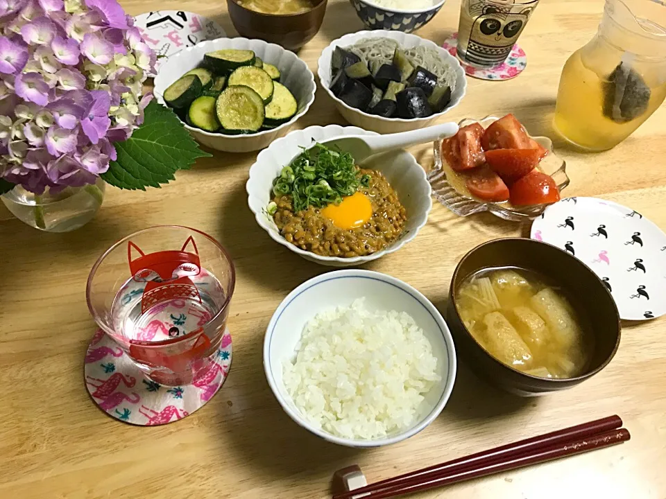 お夕飯🍚冷蔵庫の中のお掃除😅
#なすそうめん
#ズッキーニソテー 
#納豆
#トマト
#えのきと油揚げの味噌汁 
#ごはん|とよよさん