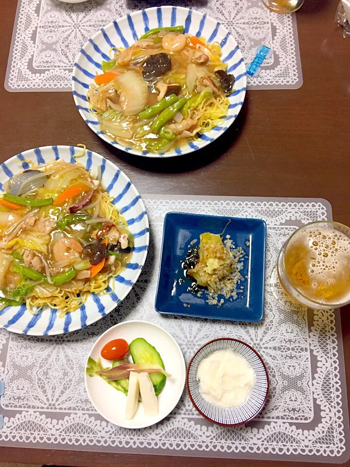 五目焼きそば、焼きなす、きゅうりと長芋の漬物。|りょうさん