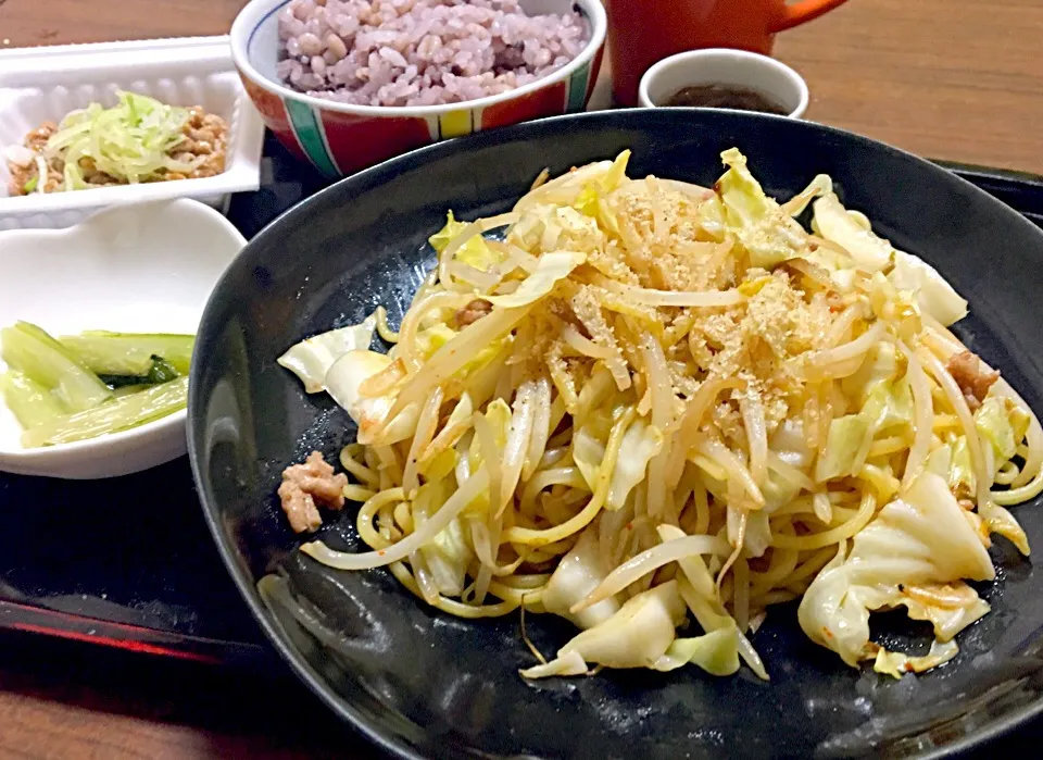 Snapdishの料理写真:単身赴任の晩ごはん🌌🌙⭐
オイスターソース焼きそば
黒米麦ご飯
納豆（ネギ、辛子、めんつゆ）
もずく酢
野沢菜漬
もやし、玉ねぎ、ワカメの味噌汁|ぽんたさん