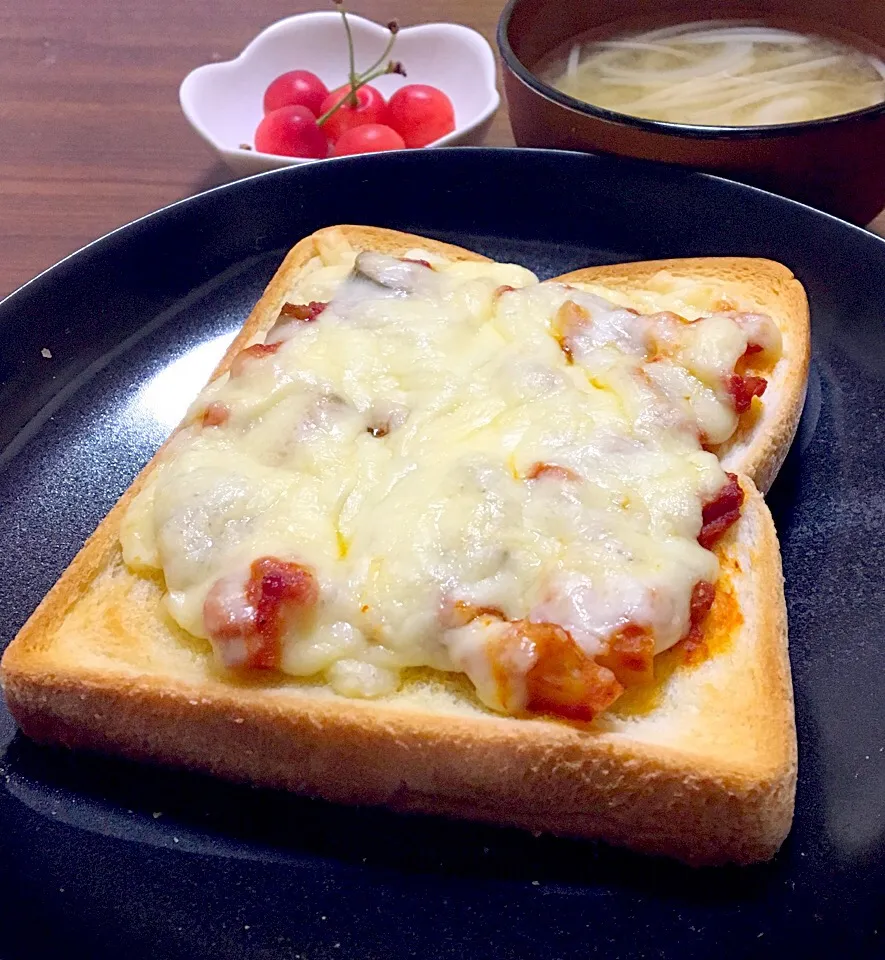 単身赴任の朝ごはん(*Ü*)ﾉ"☀
ラタトゥイユのピザトースト🍕🍞
ワカメと玉ねぎ、もやしの味噌汁
さくらんぼ🍒|ぽんたさん