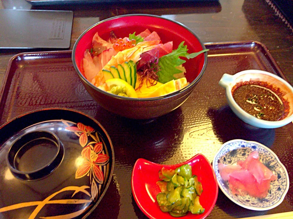 海鮮丼
門川漁協直営うみすずめ|まさま〜ささん