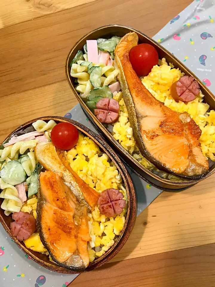 ふたり弁当

雑穀ごはん
炒り卵
塩鮭
ソーセージ
マカロニサラダ
ミニトマト|ひななぎさん