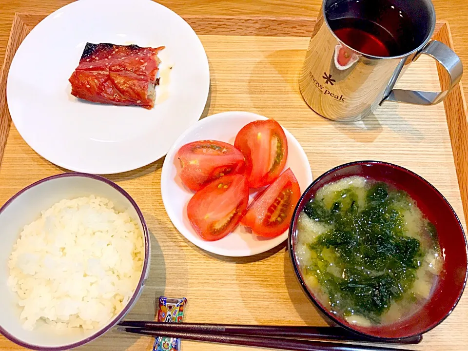 今日の朝飯！鯖のみりん干しとトマト

#朝飯 #鯖のみりん干し #トマト|茂木 和哉さん