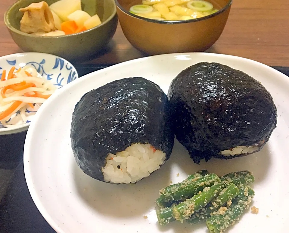 Snapdishの料理写真:単身赴任の晩ごはん🌙.*⋆͛*͛ ͙͛
おにぎりもらった٩( ᐛ )و昆布と梅干し
インゲン胡麻和え
大根とちくわの煮物
長ネギ、油揚げ、ワカメの味噌汁
大根の皮と人参の皮の甘酢漬け|ぽんたさん