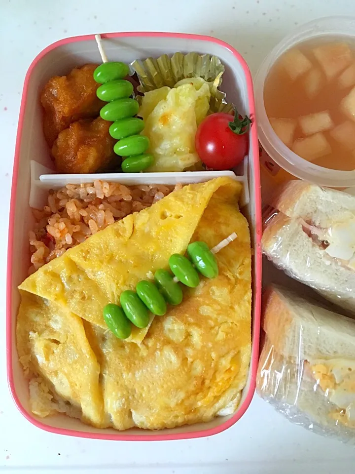 オムライス
ポテトグラタン
鳥唐揚げ
枝豆
早弁用卵🥚サンドイッチ
りんご🍎ゼリー|Hiroさん