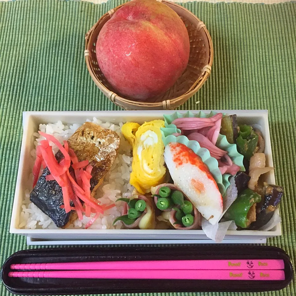 今日のお仕事お弁当🍱
焼きサバの酢漬け、ナスと豚肉の味噌炒め、インゲンのベーコンチーズ巻き、赤たまねぎ酢、卵焼き、明太子入り蒲鉾
母が作った桃🍑😌|RU.Farmさん