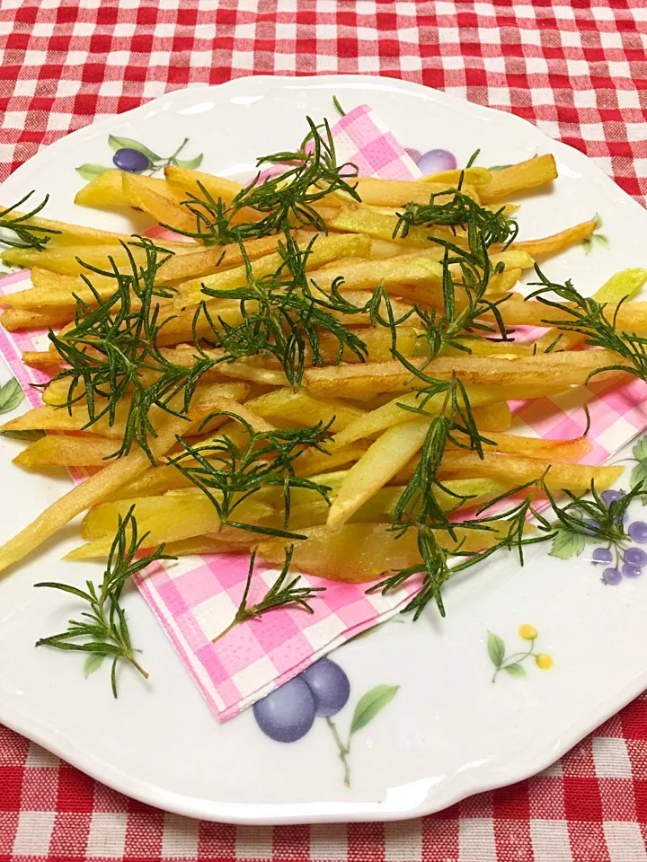 実家からもらったじゃがいもで、
フライドポテト🍟

お庭のローズマリーも揚げてます😊|amikaさん