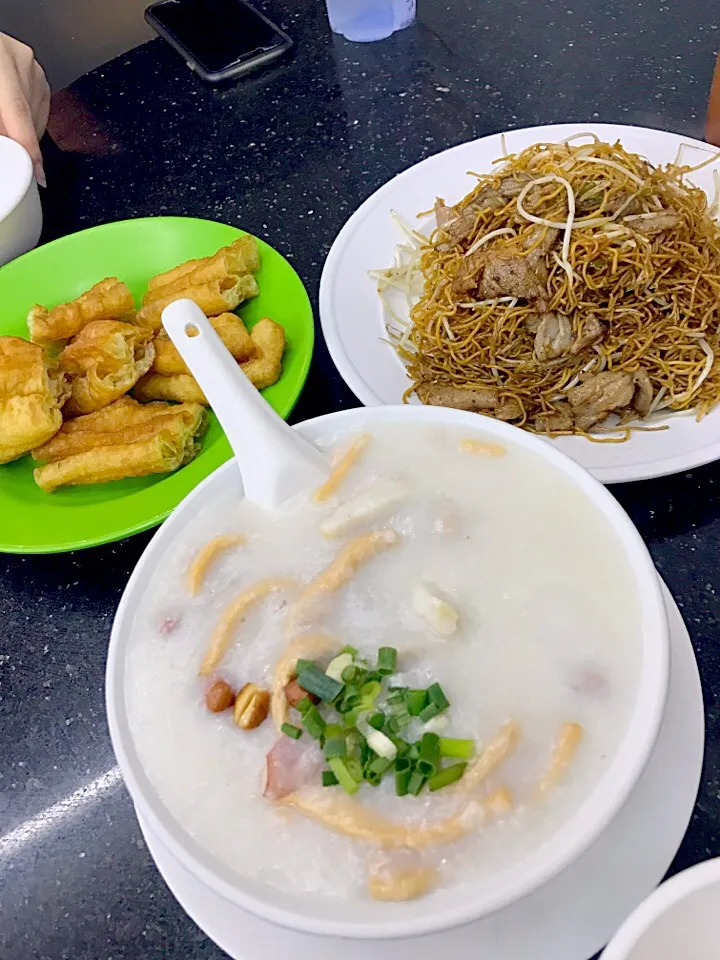 お粥と極細麺焼きそば（マカオ）|yさん