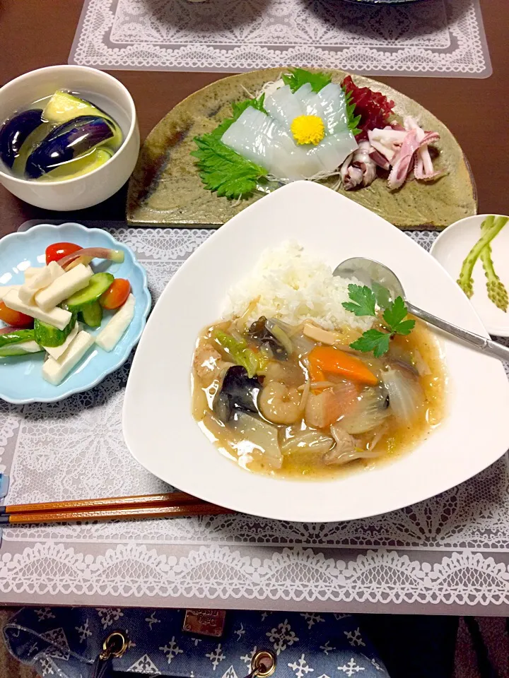 中華丼、やりいかの刺身、水茄子自家製、浅漬け。|りょうさん