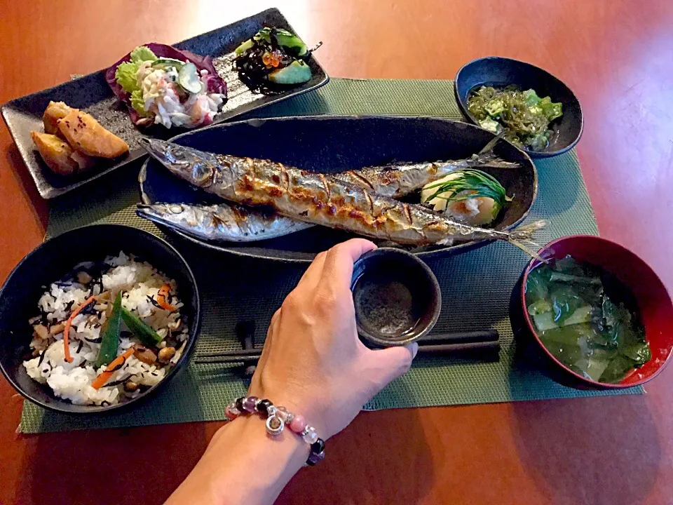 Snapdishの料理写真:Today's Dinner🍴前菜･秋刀魚の塩焼き･ｵｸﾗめかぶ･ひじきご飯･小松菜とわかめのお味噌汁|🌈Ami🍻さん