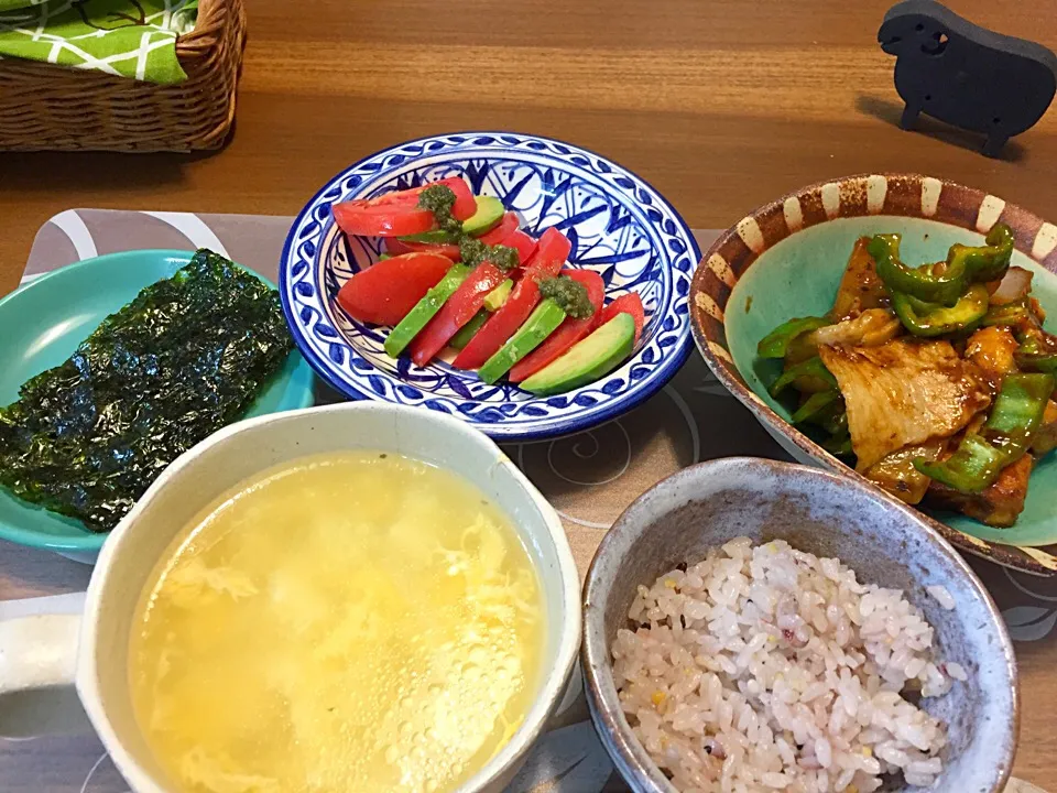 晩御飯
ホイコウロウ（豚肉厚揚げ玉ねぎピーマン）、トマトとアボカドバジルソース、十穀米、玉ねぎと豆腐の卵スープ、韓国海苔|かよちゃんさん