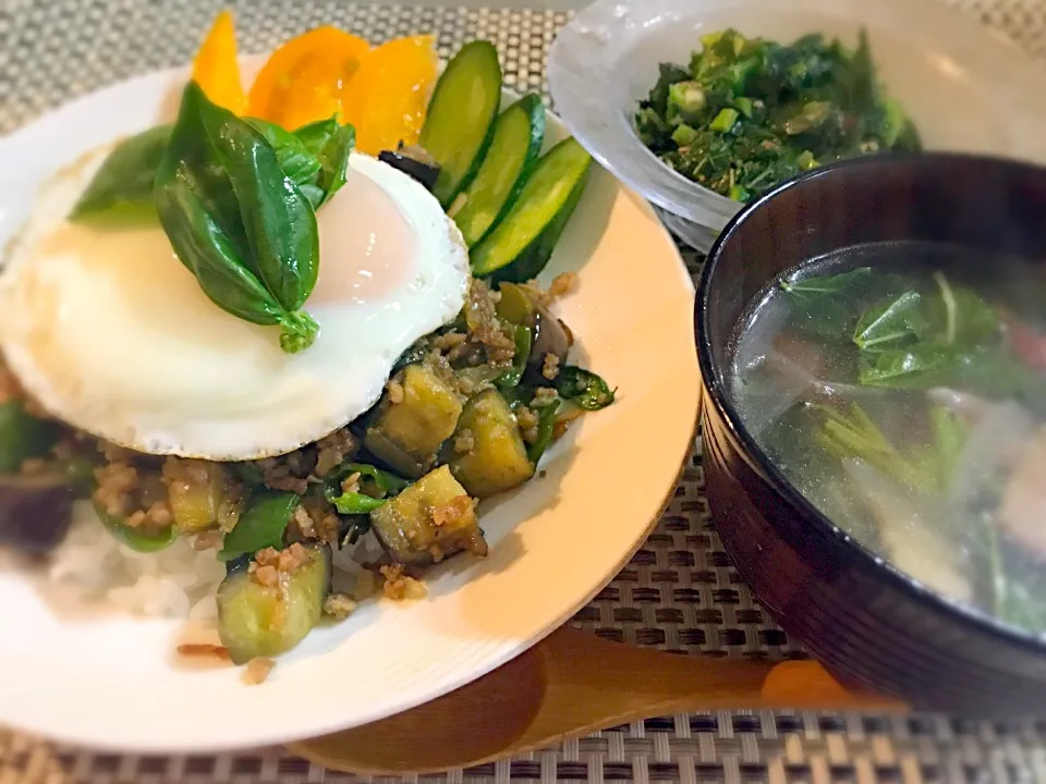 ガパオライスもどき
生バジル買ったので
豚ひき肉、玉ねぎ、茄子、ピーマン、生バジルで
ベーコン、玉ねぎ、トマト、モロヘイヤ、生姜のスープ
モロヘイヤ、オクラ、おかかでネバネバサラダ、|Katsuya Kudoさん