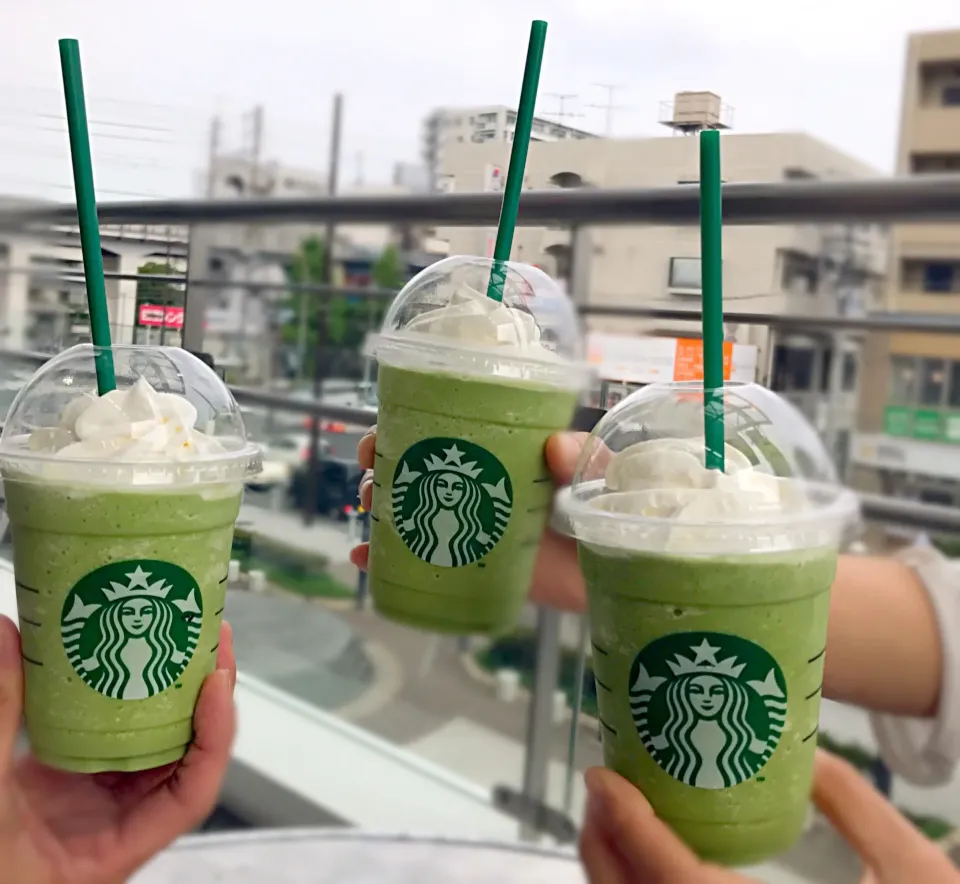 偶然に友達と会って スタバの抹茶クリームフラペチーノで乾杯！|シュトママさん