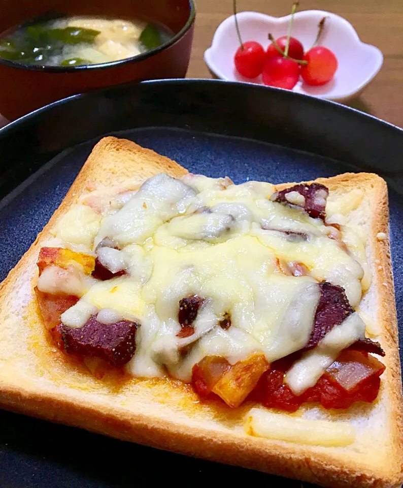 単身赴任の朝ごはん(*Ü*)ﾉ"☀
スモーク牛タンとラタトゥイユのピザトースト🍕🍞
長ネギ、油揚げ、ワカメの味噌汁
さくらんぼ🍒|ぽんたさん