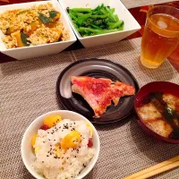 Snapdishの料理写真:今日の晩御飯(๑´ڡ`๑)/栗おこわ、金目鯛の西京焼き、南瓜のそぼろ煮、小松菜の胡麻和え、ワカメとお揚げの味噌汁|ちゃたままさん